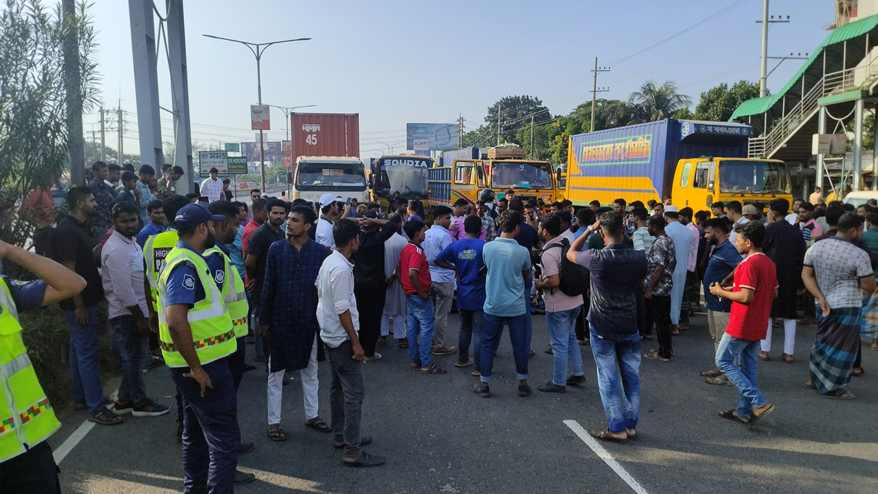জুলাই যোদ্ধাদের ঢাকা-চট্টগ্রাম মহাসড়ক অবরোধ